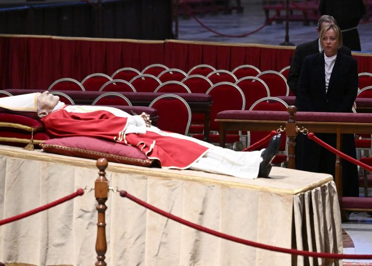 -FOTODELDIA- Ciudad del Vaticano, 02/01/2022- La primera ministra italiana, Giorgia Meloni (d), presenta sus respetos al fallecido papa emérito Benedicto XVI mientras visita la capilla ardiente instalada en la basílica de San Pedro del Vaticano este lunes. EFE/ Ettore Ferrari