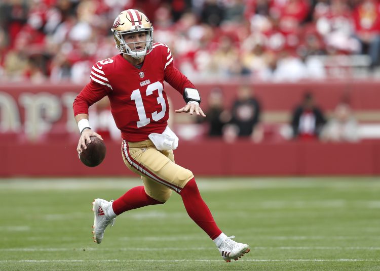 Santa Clara (United States), 08/01/2023.- San Francisco 49ers quarterback Brock Purdy scrambles for yards against the Arizona Cardinals during the first half of the National Football League (NFL) game at Levi's Stadium in Santa Clara, California, USA, 08 January 2023. (Estados Unidos) EFE/EPA/JOHN G. MABANGLO