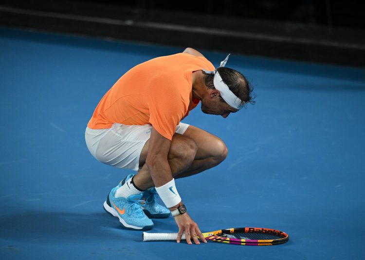 Melbourne (Australia), 18/01/2023.- Rafael Nadal of Spain bends over injured during his match against Mackenzie McDonald of the USA during the 2023 Australian Open tennis tournament at Melbourne Park in Melbourne, Australia, 18 January 2023. (Tenis, Abierto, España, Estados Unidos) EFE/EPA/JAMES ROSS AUSTRALIA AND NEW ZEALAND OUT