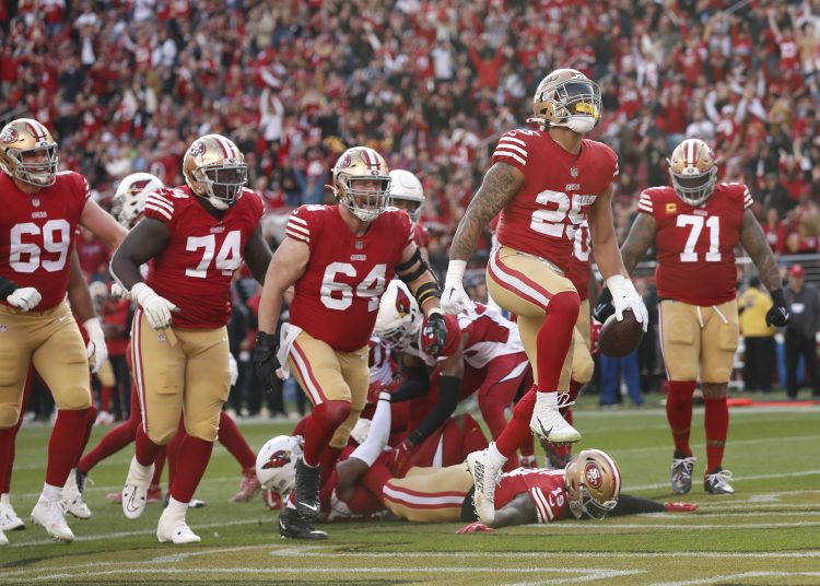 Santa Clara (United States), 08/01/2023.- San Francisco 49ers running back Elijah Mitchell (R) reacts in the end zone after scoring a touchdown against the Arizona Cardinals during the first half of the National Football League (NFL) game at Levi's Stadium in Santa Clara, California, USA, 08 January 2023. (Estados Unidos) EFE/EPA/JOHN G. MABANGLO