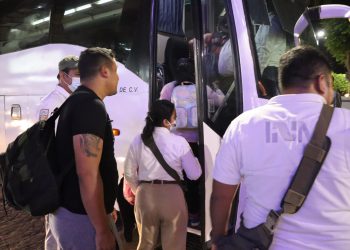 Autoridades evitan la salida de primera caravana migrante