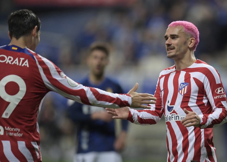 OVIEDO , 04/01/2023.- El delantero del Atlético de Madrid Álvaro Morata (i) felicita por su asistencia del primer gol a su compañero Antoine Griezmann durante el partido de dieciseisavos de final de la Copa del Rey de fútbol que Real Oviedo y Atlético de Madrid disputan este miércoles en el estadio Carlos Tartiere. EFE/ Eloy Alonso
