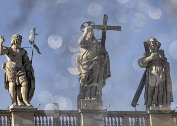El cuerpo de Benedicto XVI reposa ya en el féretro