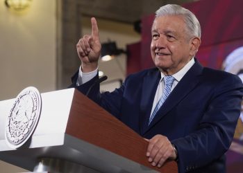 López Obrador pide denunciar a Ministra por plagio