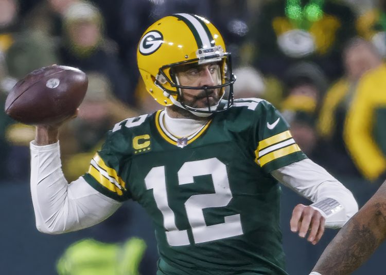 Green Bay (United States), 09/01/2023.- Green Bay Packers quarterback Aaron Rodgers throws a pass during the NFL American Football game between the Detroit Lions and the Green Bay Packers at Lambeau Field in Green Bay, Wisconsin, USA, 08 January 2023. (Estados Unidos) EFE/EPA/TANNEN MAURY