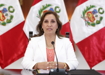 Presidenta de Perú renueva gabinete tras violencia en el país