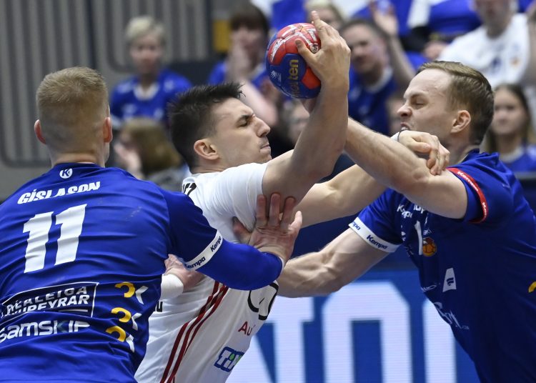 Kristianstad (Sweden), 14/01/2023.- Ymir Orn Gislason (L) and Omar Ingi Magnusson of Iceland in action against Egon Hanusz (C) of Hungary during the IHF Men's World Championship group D handball match between Iceland and Hungary at Kristianstad Arena in Kristianstad, Sweden, 14 January 2023. (Balonmano, Hungría, Islandia, Suecia) EFE/EPA/Tamas Kovacs HUNGARY OUT