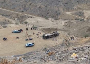 Varios muertos dejó volcadura de autobús en Perú