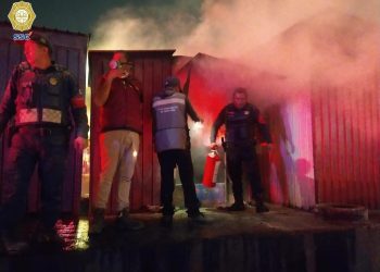 Policías capitalinos sofocan incendio en el CETRAM Pantitlán, de la alcaldía Iztacalco