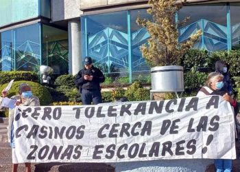 Vecinos de Cuajimalpa protestan contra apertura de casino en zona escolar de la alcaldía
