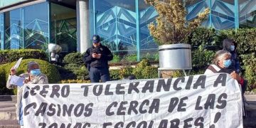Vecinos de Cuajimalpa protestan contra apertura de casino en zona escolar de la alcaldía