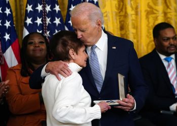 Biden reconoce a policías y funcionarios en aniversario de asalto al Capitolio