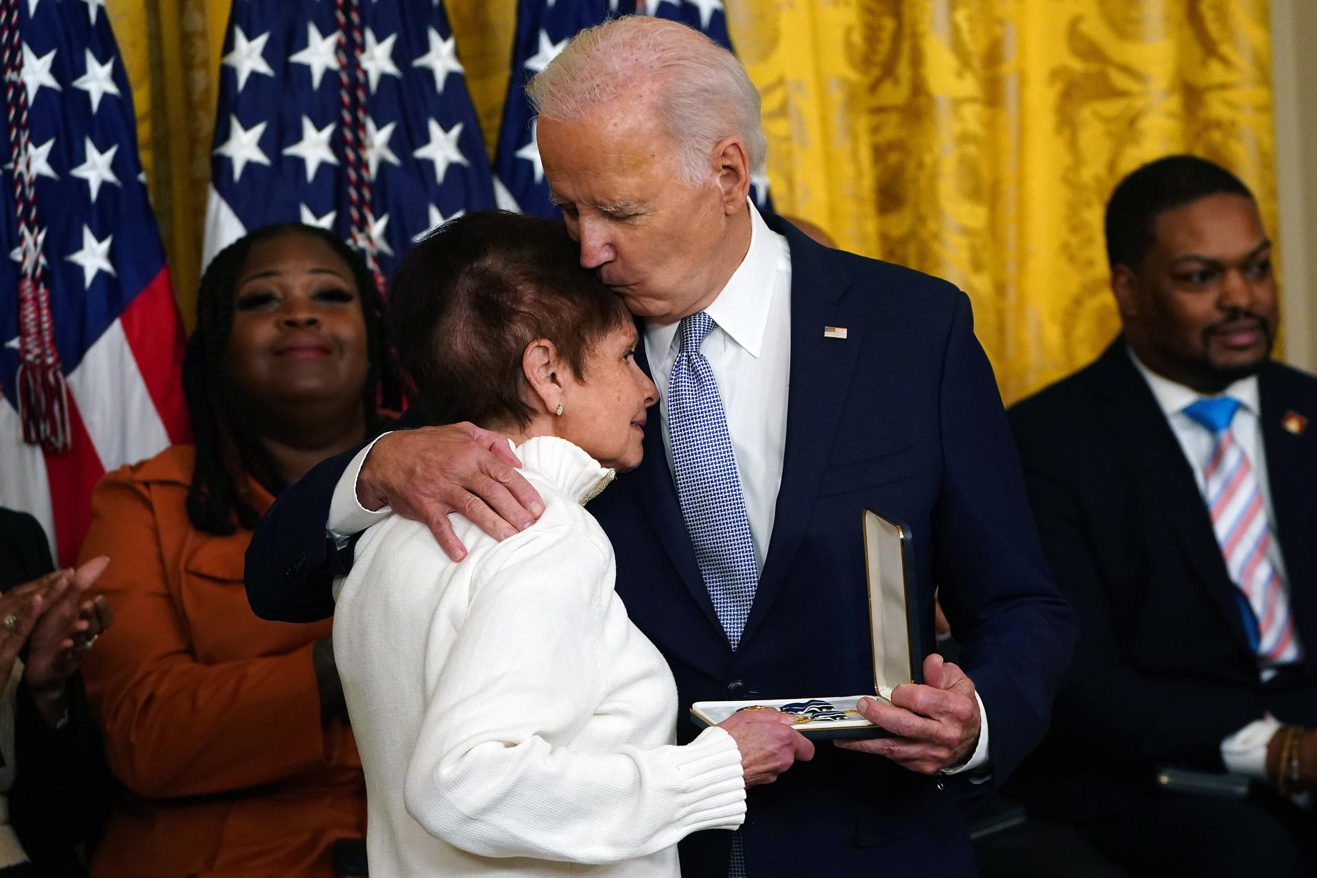 Biden recognizes police officers and officials on the anniversary of the assault on the Capitol