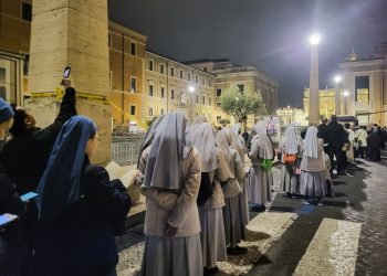 Cerca de 70,000 fieles acudieron a despedir a Benedicto XVI en el segundo día del velatorio