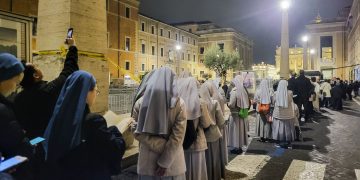 Cerca de 70,000 fieles acudieron a despedir a Benedicto XVI en el segundo día del velatorio