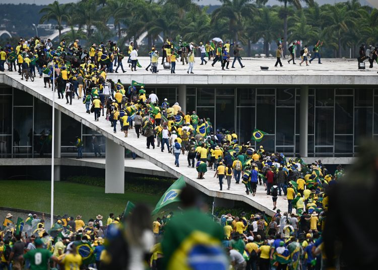 AME4954. BRASILIA (BRASIL), 08/01/2023.- Manifestantes contra los resultados electorales y el gobierno del recién posesionado presidente Lula da Silva invaden el Congreso Nacional, el Supremo Tribunal Federal y el Palacio del Planalto, sede de la Presidencia de la República, hoy, en Brasilia (Brasil). Centenas de seguidores del expresidente brasileño Jair Bolsonaro invadieron este domingo la sede del Congreso Nacional en una manifestación que pide una intervención militar para derrocar al presidente Luiz Inácio Lula da Silva. El grupo, que defiende tesis golpistas, superó una barrera policial y subió la rampa que da acceso al techo de los edificios de la Cámara de los Diputados y del Senado, y algunos entraron dentro de la sede legislativa.EFE/ Andre Borges