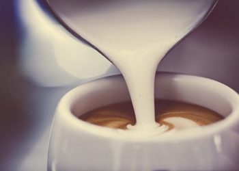 Un café con leche podría tener efectos antiinflamatorios asegura estudio