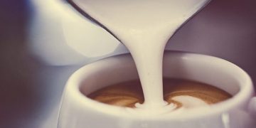 Un café con leche podría tener efectos antiinflamatorios asegura estudio