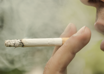 Esta es la distancia a la que debe estar un fumador de los principales accesos y zonas de paso: CONADIC