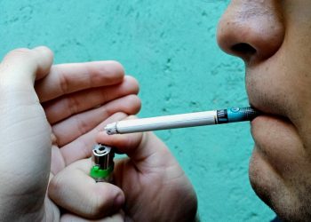 Walmart se ampara contra la prohibición para exhibir cigarros