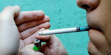 Walmart se ampara contra la prohibición para exhibir cigarros