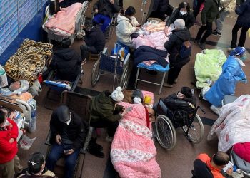 China defiende su respuesta a oleada de casos de COVID tras críticas de OMS