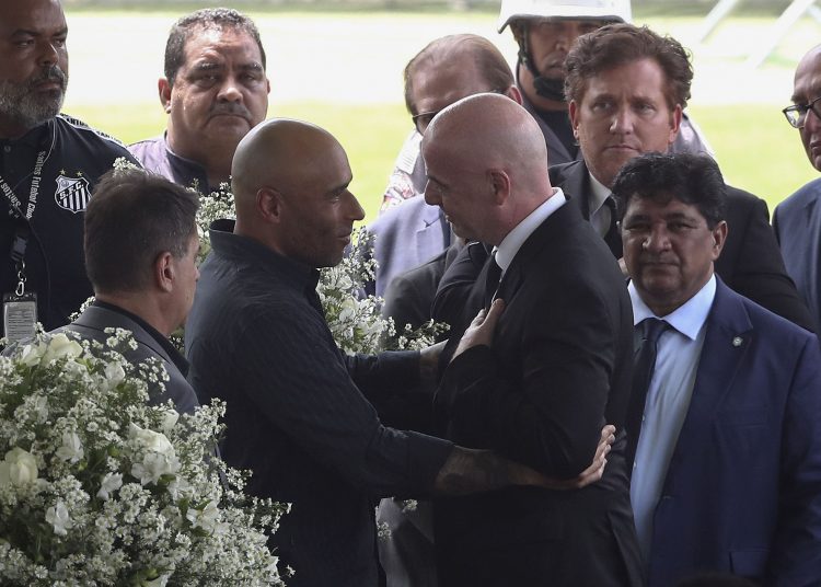 AME3840. SANTOS (BRASIL), 02/01/2023.- El presidente de la FIFA, Gianni Infantino, habla con Edinho durante el velatorio de su padre Edson Arantes do Nascimento 'Pelé' hoy, en el estadio Vila Belmiro en la ciudad de Santos (Brasil). Varios aficionados al fútbol brasileños pasaron la noche guardando fila para acudir este lunes al velatorio de Pelé, fallecido el pasado jueves a los 82 años. EFE/ Sebastião Moreira