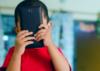 Esto es lo que dicen los especialistas sobre el uso de dispositivos electrónicos antes de los 5 años