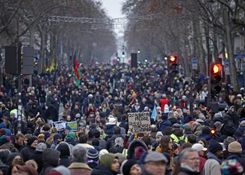 Francia registra masivas protestas contra reforma de pensiones