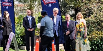 La Primera Dama de EU presencia práctica de la escuela de Tochito