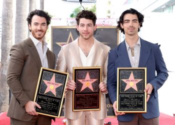 Jonas Brothers reciben su estrella de Hollywood, anuncian el lanzamiento de su nuevo álbum  