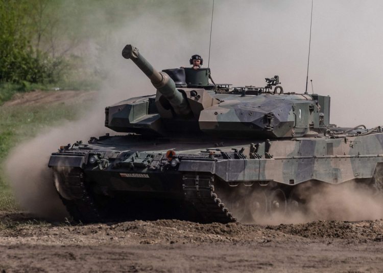 This picture taken on May 19, 2022 shows soldiers on a Polish Leopard tank as troops from Poland, USA, France and Sweden take part in the DEFENDER-Europe 22 military exercise, in Nowogard, Poland. - Poland's Defence Minister Mariusz Blaszczak on January 24, 2023 said Warsaw had asked Germany for permission to send its German-made Leopard tanks to Ukraine. (Photo by Wojtek RADWANSKI / AFP) / ALTERNATIVE CROP