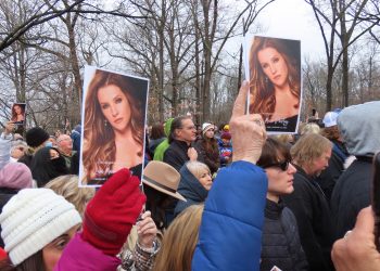 Lisa Marie Presley es despedida en un funeral público en Graceland