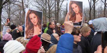 Lisa Marie Presley es despedida en un funeral público en Graceland