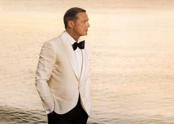 Captan a Luis Miguel con su nueva conquista en España