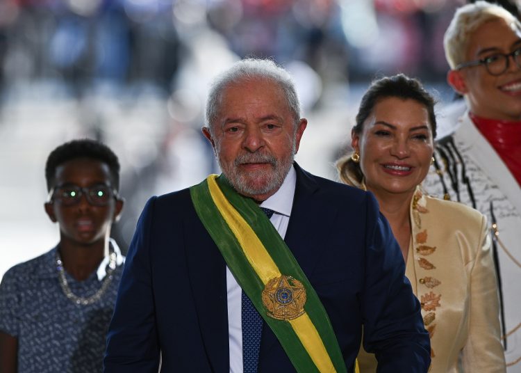 BRA01. BRASILIA (BRASIL), 01/01/2023.- El nuevo presidente de Brasil, Luiz Inácio Lula da Silva (c), junto a la primera dama, Rosángela da Silva, llega con la banda presidencial hoy, durante la investidura, en Brasilia (Brasil). Miles de personas se han comenzado a congregar este domingo en el corazón político de Brasilia para la investidura como presidente brasileño de Luiz Inácio Lula da Silva, quien asume por tercera vez el poder que ya ejerció durante dos períodos consecutivos, entre 2003 y 2010. EFE/ Andre Borges