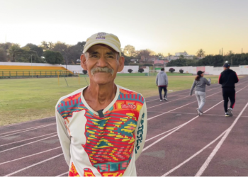 Maratonista corre 100 kilómetros para ayudar a un niño con hidrocefalia en Morelos