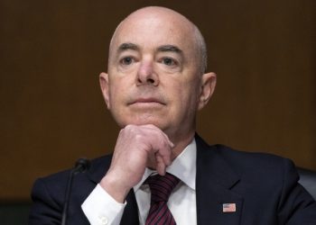 Mayorkas defiende el programa migratorio humanitario de Biden 