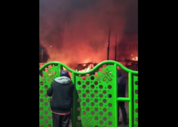 Servicios de emergencia laboran en el Mercado de la Merced por incendio