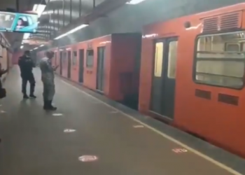 Se separan vagones de tren en la Línea 7 del Metro