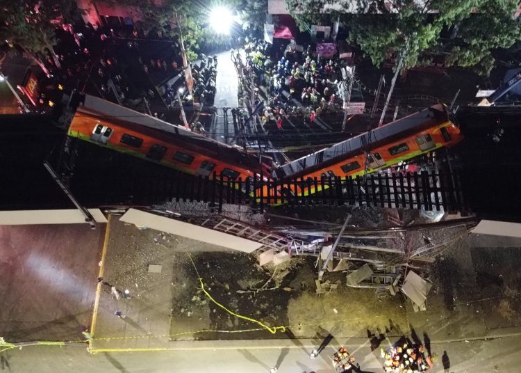 MEX801. CIUDAD DE MÉXICO (MÉXICO), 04/05/2021.- Fotografía tomada con un drone que muestra el colapso de los vagones del metro la noche del lunes 3 de mayo de 2021, en la Ciudad de México (México). El desplome de un tramo de la Línea 12 del metro de la Ciudad de México, ocurrido la noche del lunes y que ha dejado hasta el momento al menos 24 muertos y 79 heridos, ha marcado una larga jornada en este país que transcurrió en medio de la tristeza, la intranquilidad y la demanda de justicia. EFE/ Sáshenka Gutiérrez