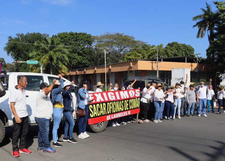 MEX3760. TAPACHULA (MÉXICO), 07/01/2023.- Un grupo de personas protestan para exigir se reubiquen las oficinas de la Comisión Mexicana de Ayuda a Refugiados (Comar) hoy, en Tapachula, estado de Chiapas (México). 
Decenas de ciudadanos bloquearon calles en Tapachula, en el sureño estado mexicano de Chiapas, para exigir al gobierno de México que reubique las oficinas de la Comisión Mexicana de Ayuda a Refugiados (Comar), por las afectaciones que deja la aglomeración de migrantes en la zona. EFE/Juan Manuel Blanco