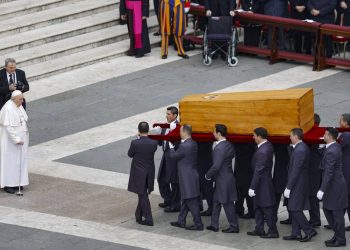 Benedicto XVI, el Papa sabio, despedido por Francisco ante miles de fieles