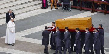Benedicto XVI, el Papa sabio, despedido por Francisco ante miles de fieles