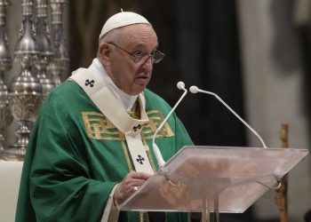 El papa Francisco recibe al secretario personal de Benedicto XVI