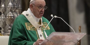 El papa Francisco recibe al secretario personal de Benedicto XVI