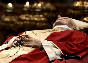 Último día de la capilla ardiente de Benedicto XVI