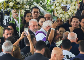 Lula rinde homenaje a Pelé en la capilla ardiente de Vila Belmiro