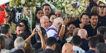 Lula rinde homenaje a Pelé en la capilla ardiente de Vila Belmiro