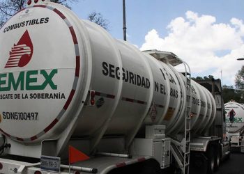 Si hiciera falta su gobierno ayudaría a Pemex con el pago de su deuda: AMLO